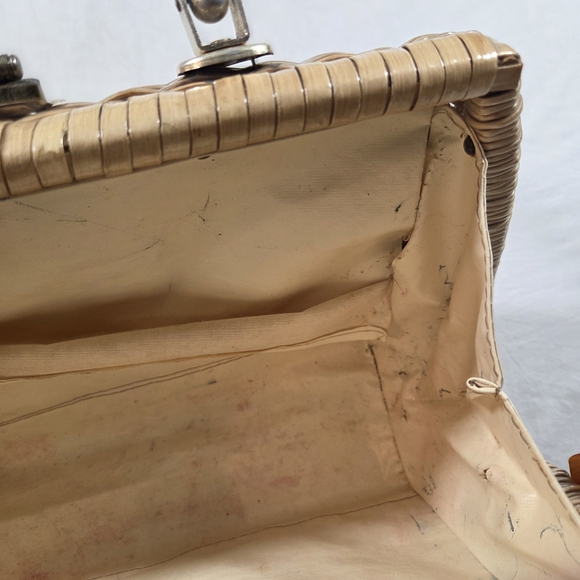 Elegant Tan Wicker Shoulder Bag with Floral Accents - Picture 7 of 11